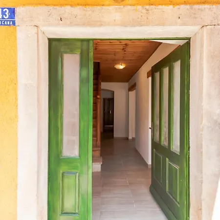 Guest house House Krizanic In Marcana, Istria, With 2 Apartments, Total 9 Guests