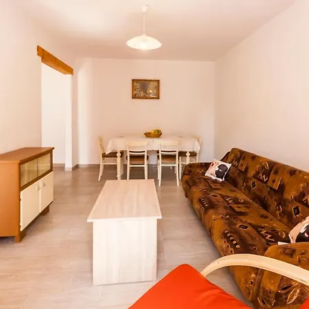 House Krizanic In Marcana, Istria, With 2 Apartments, Total 9 Guests *
