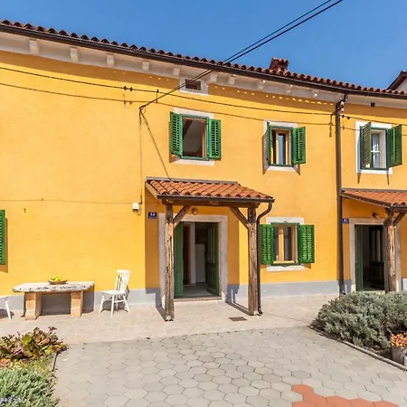 Guest house House Krizanic In Marcana, Istria, With 2 Apartments, Total 9 Guests Marcana
