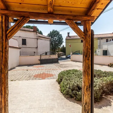 House Krizanic In Marcana, Istria, With 2 Apartments, Total 9 Guests Guest house Marcana