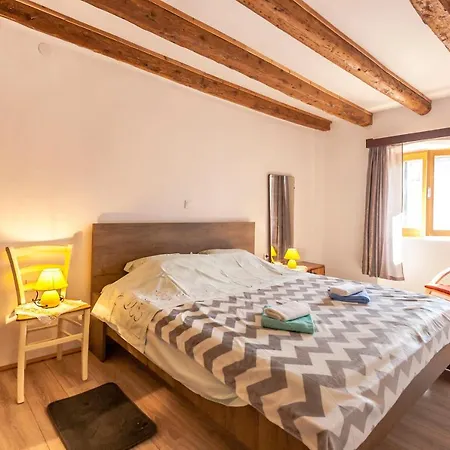 House Krizanic In Marcana, Istria, With 2 Apartments, Total 9 Guests Guest house