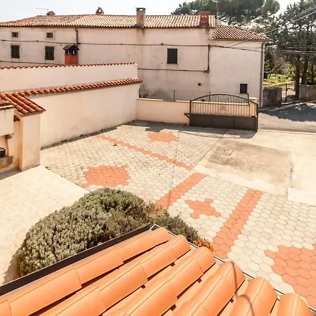 Guest house House Krizanic In Marcana, Istria, With 2 Apartments, Total 9 Guests Marcana