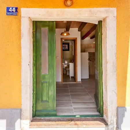 Guest house House Krizanic In Marcana, Istria, With 2 Apartments, Total 9 Guests Marcana