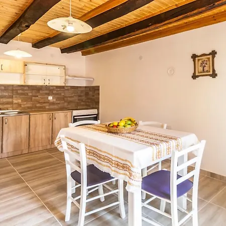 House Krizanic In Marcana, Istria, With 2 Apartments, Total 9 Guests Marcana