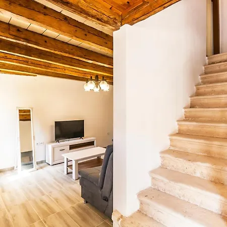 Guest house House Krizanic In Marcana, Istria, With 2 Apartments, Total 9 Guests